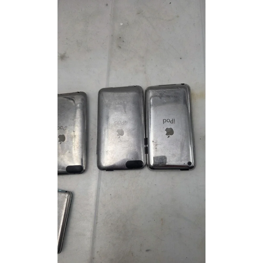 6 iPods, some turn on, some don't, as in the photo.